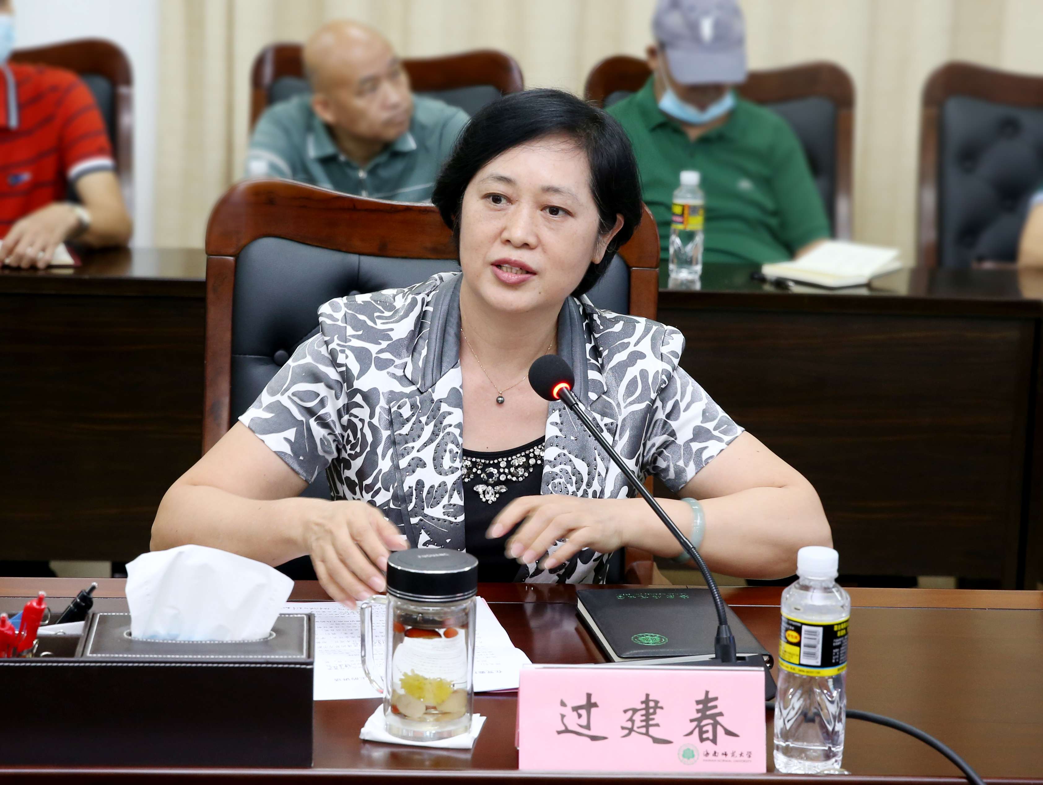 我校党委理论学习中心组召开学习贯彻习近平总书记意识形态工作重要论述精神(扩大)学习会