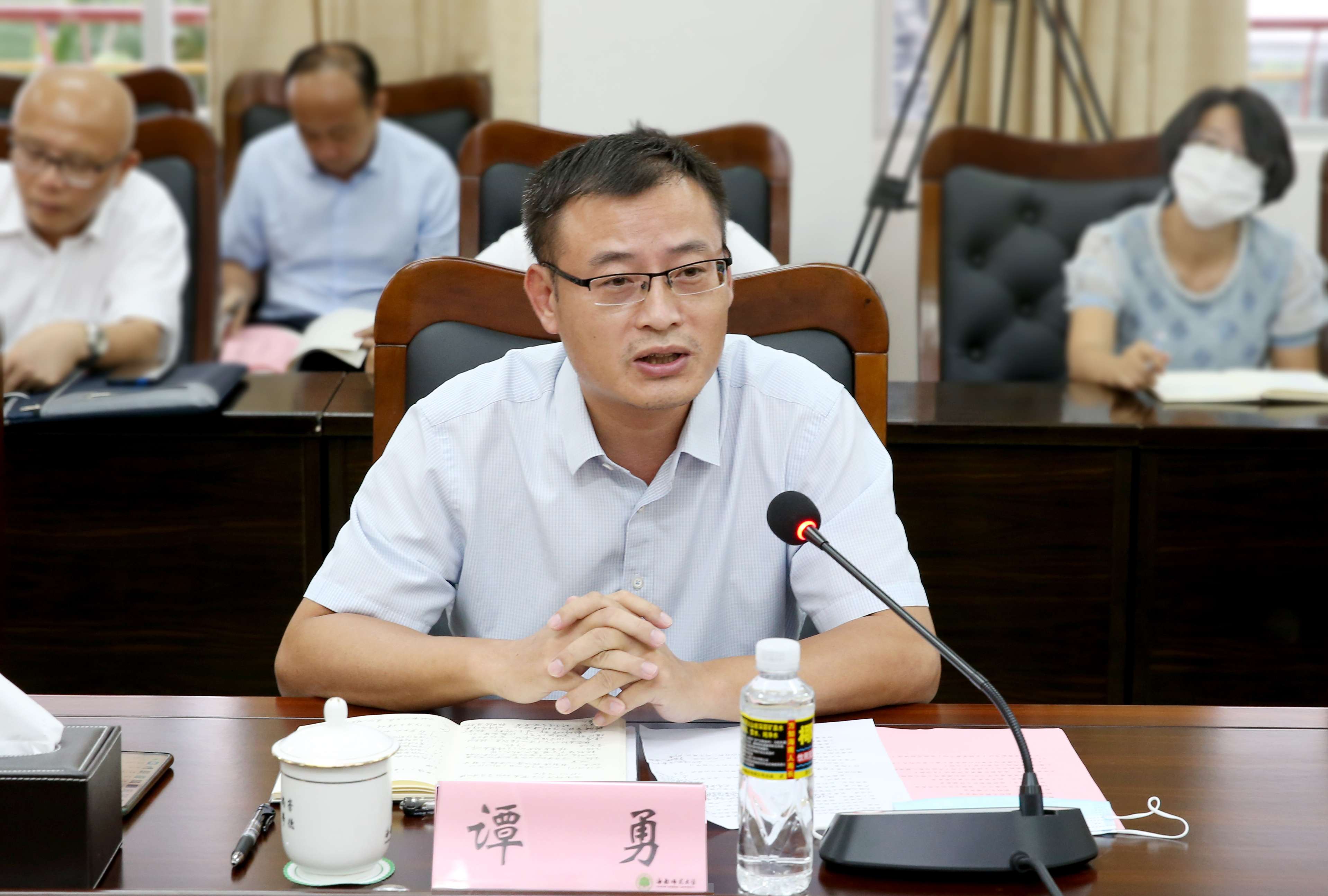 我校党委理论学习中心组召开学习贯彻习近平总书记意识形态工作重要论述精神(扩大)学习会