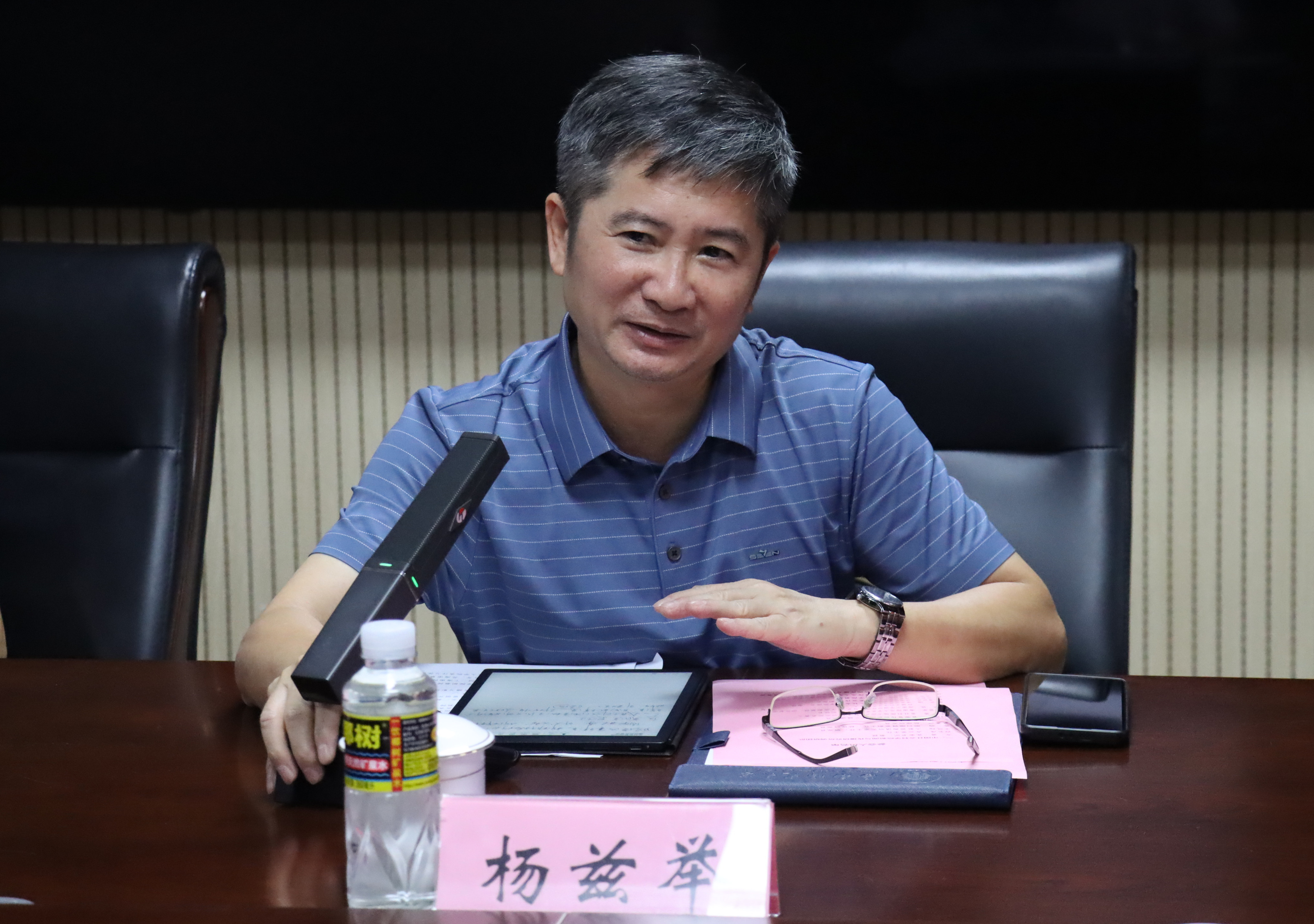 中国社科院新闻与传播研究所党委书记方勇一行到我校调研座谈