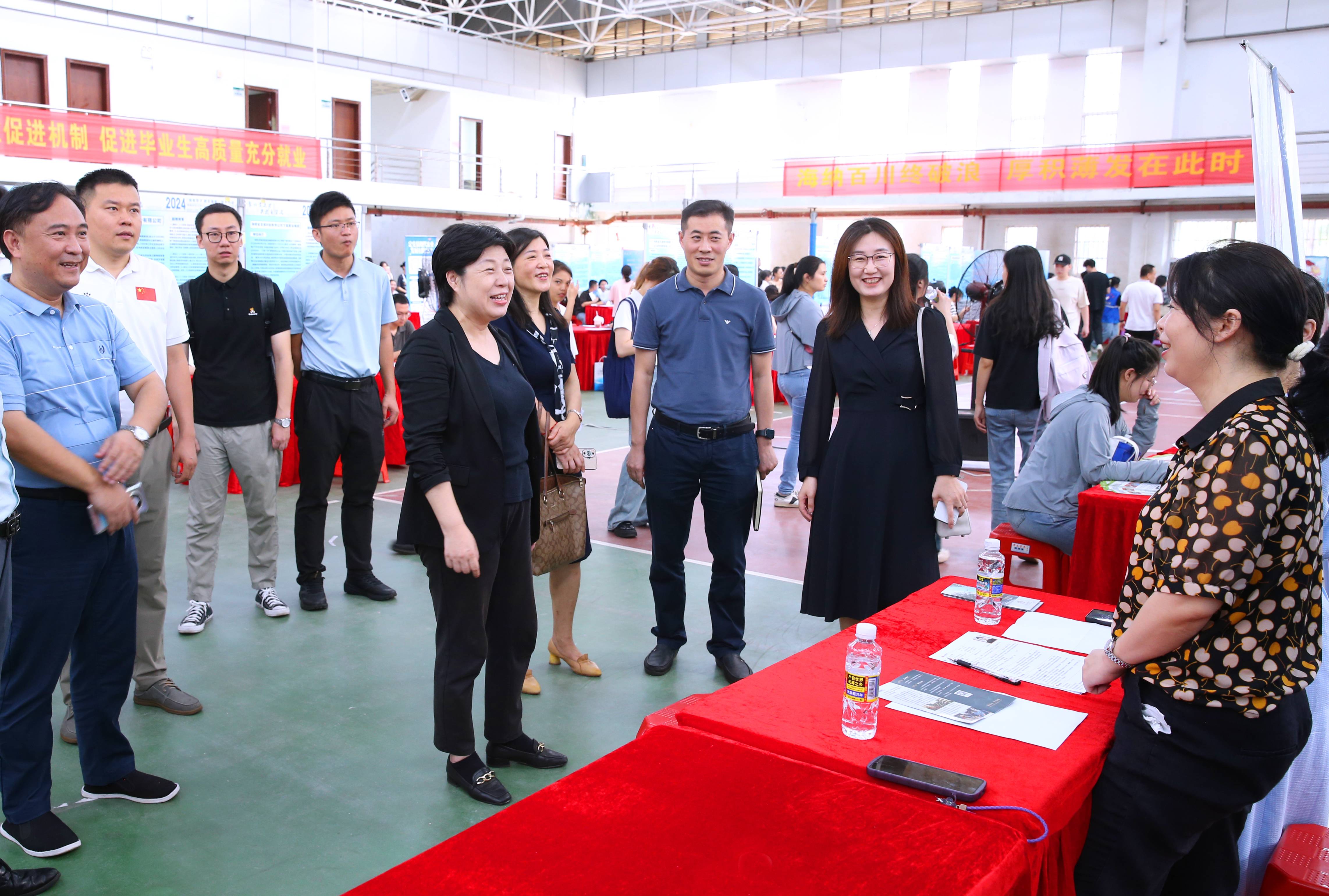 我校举办2024届毕业生春季大型双选会暨海南国有企业校园专场招聘会