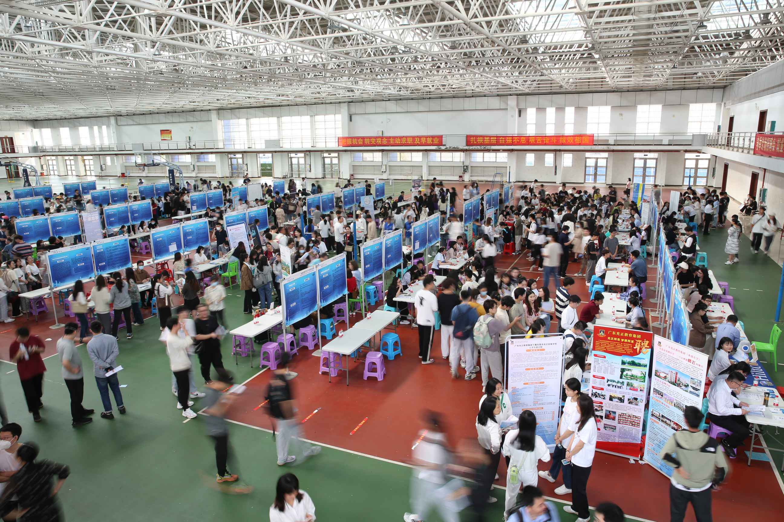 “百场万岗”2023年校招活动 海南师范大学2023届毕业生春季专场招聘会举行