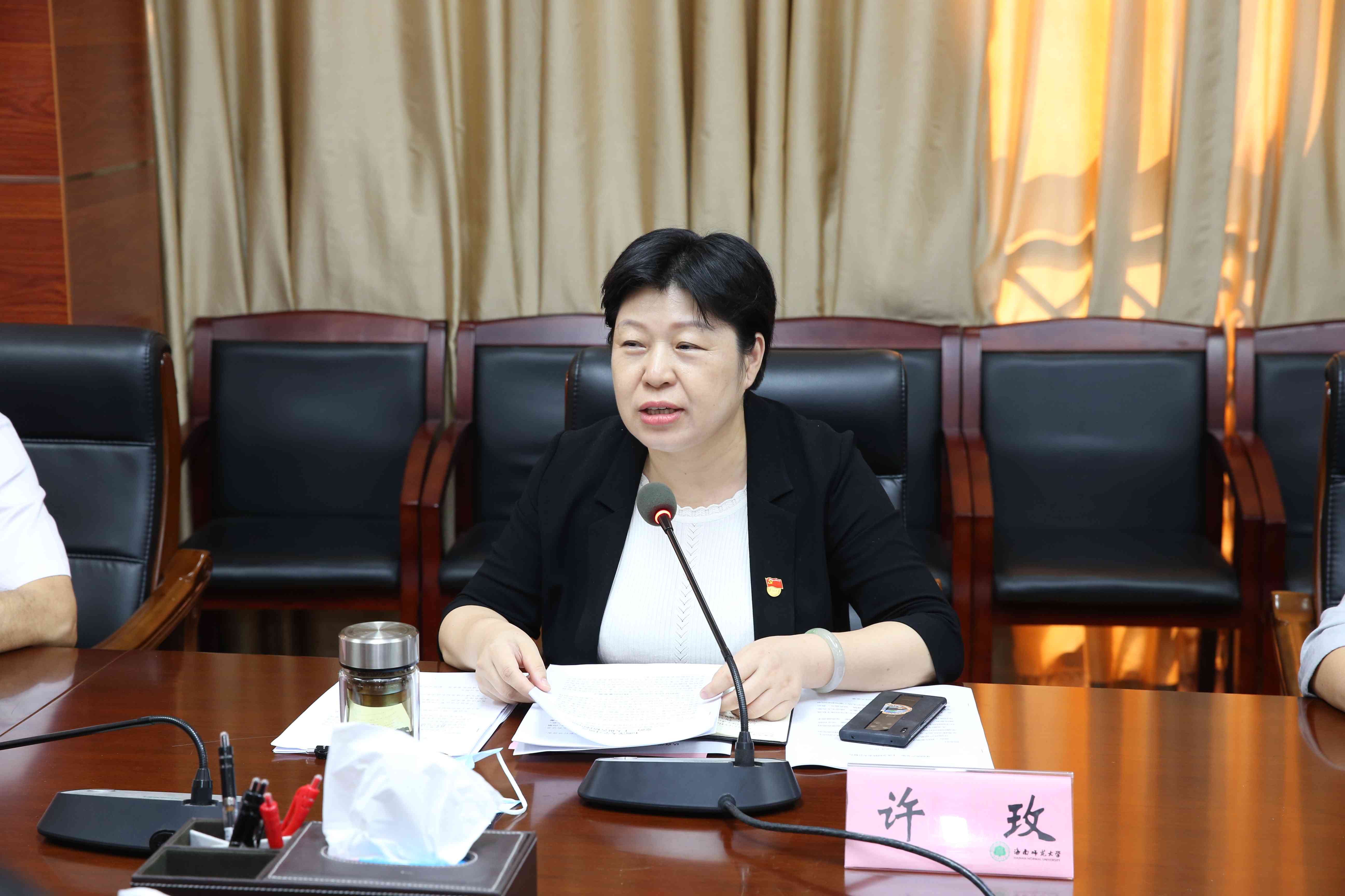 我校第一时间召开党委理论中心组学习会(扩大)学习党的二十报告精神