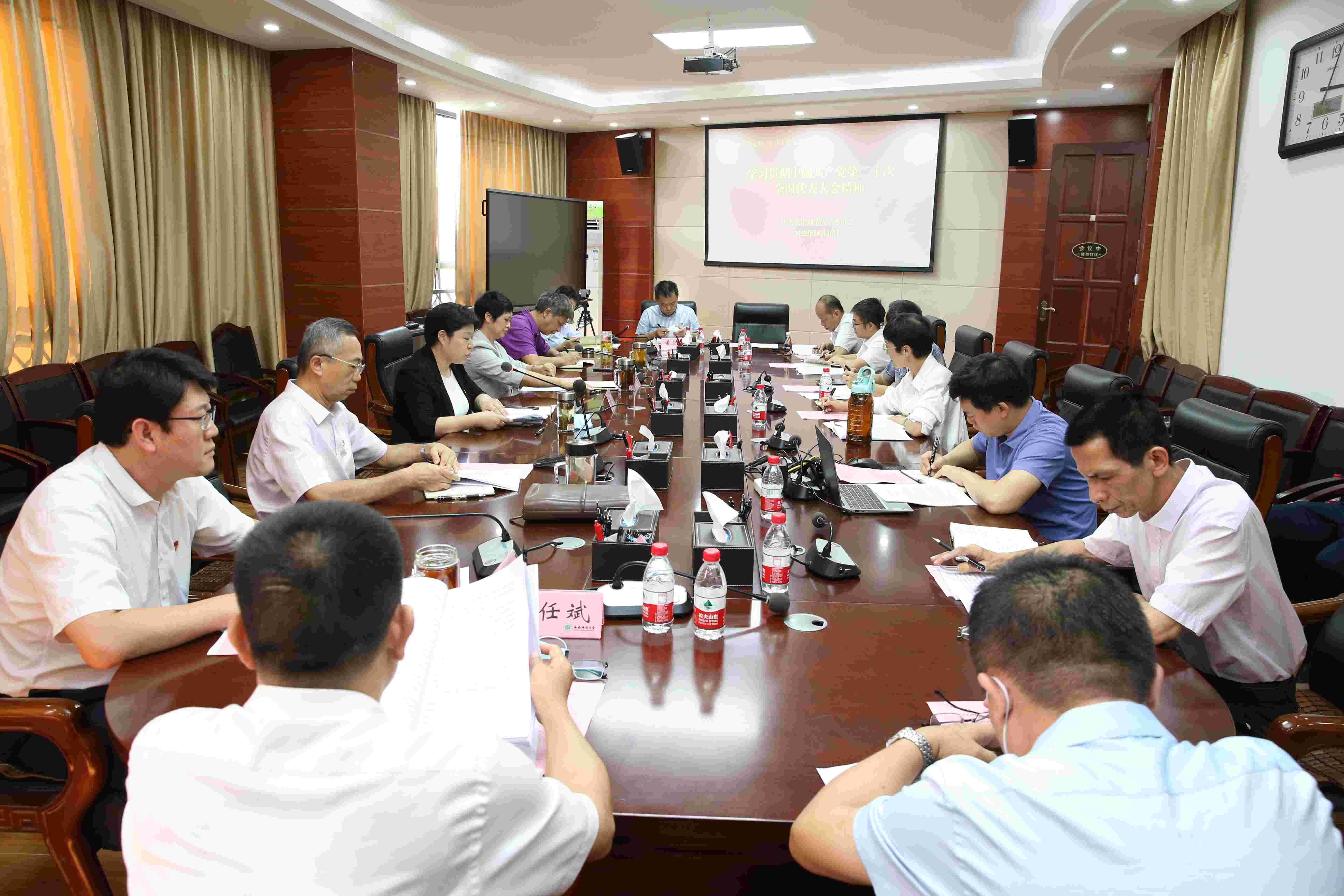 我校第一时间召开党委理论中心组学习会(扩大)学习党的二十报告精神