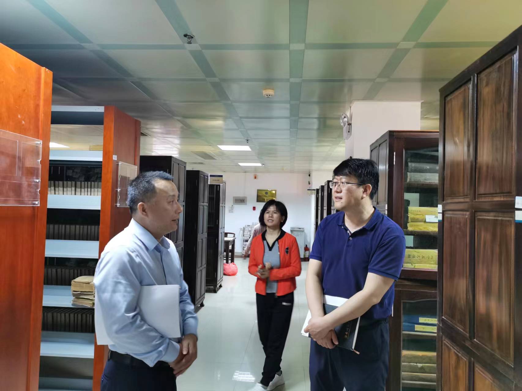 校领导到图书馆(档案馆)调研