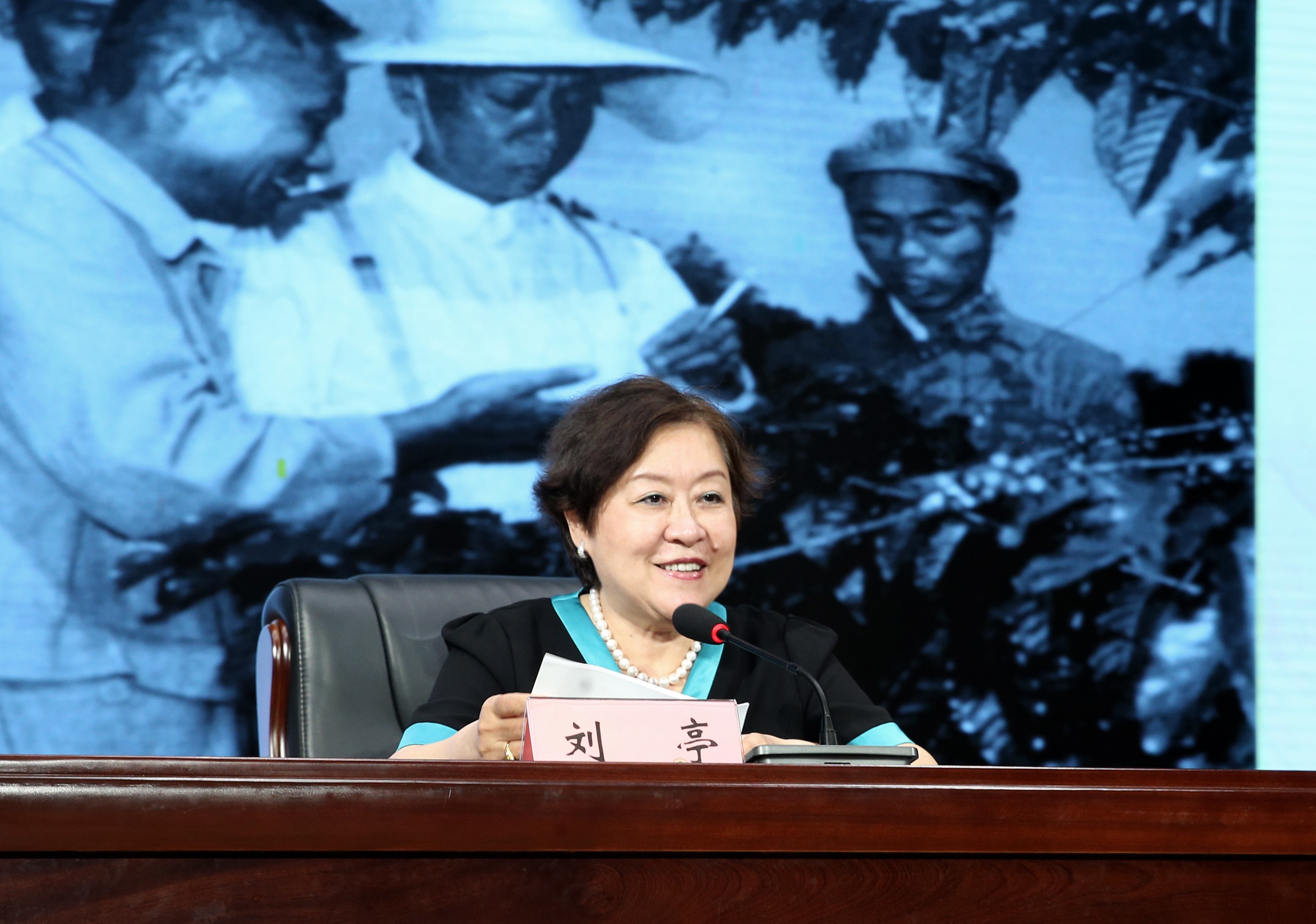 第十六届海南书香节名家海南行读书分享会暨主题思政课在我校举行