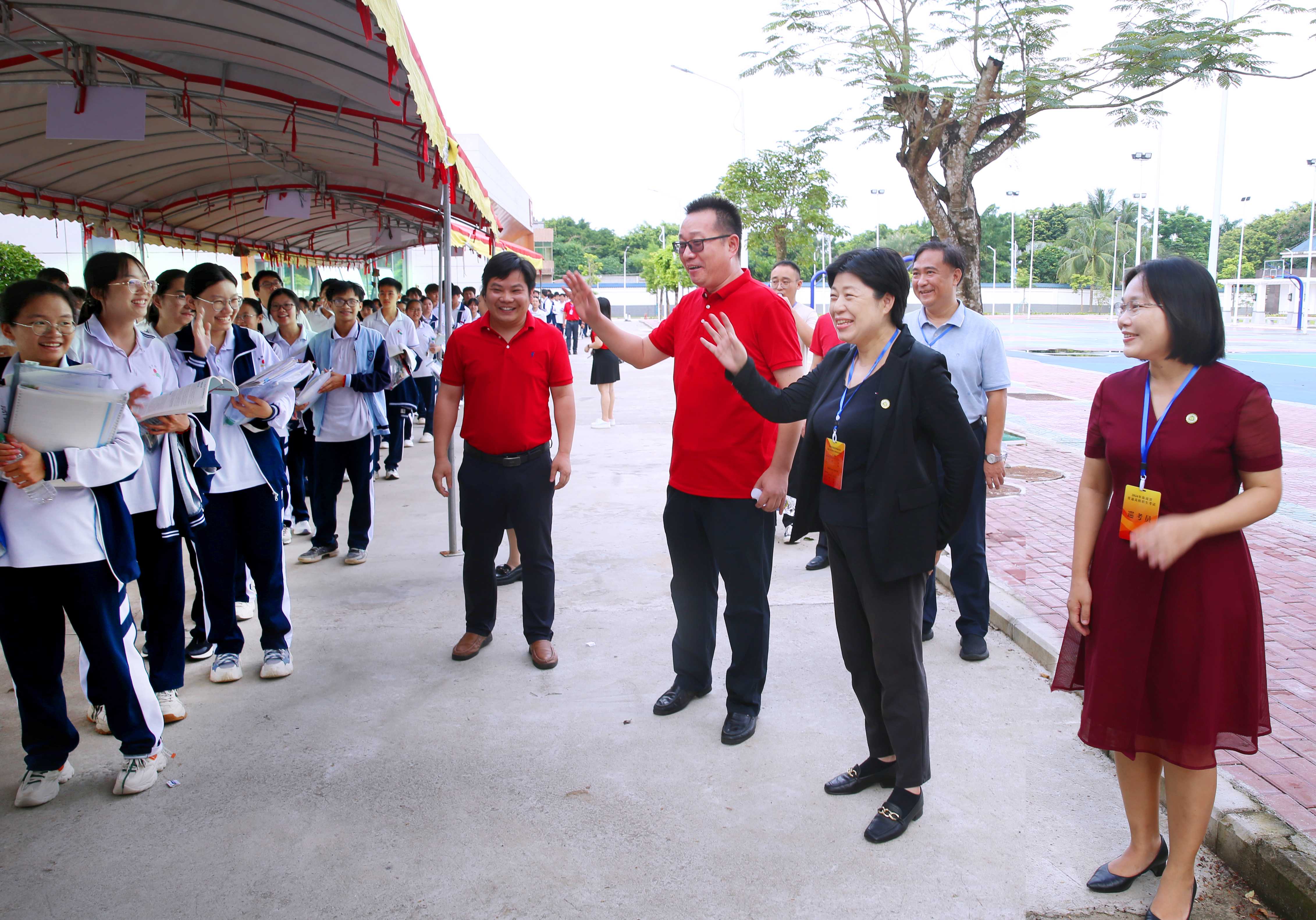 许玫到海师附中巡查高考第一天考试情况